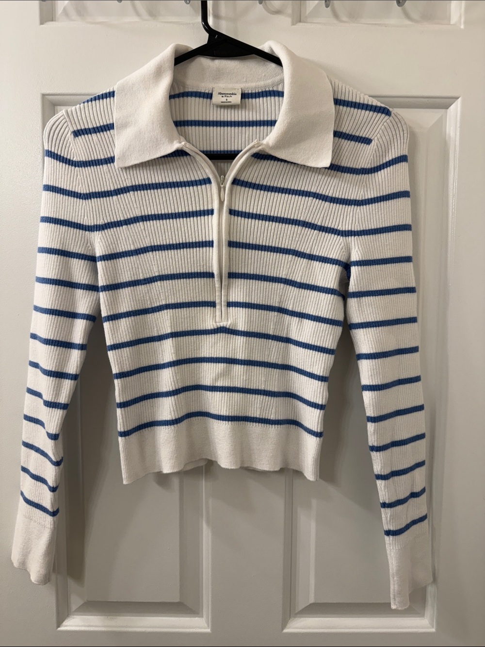 Abercrombie & Fitch White Ribbed Zip-Collar Sweater with Blue Stripes